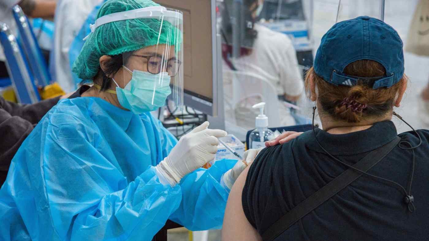 Tiêm vắc-xin AstraZeneca tại thủ đô Bangkok, Thái Lan. Ảnh: AP