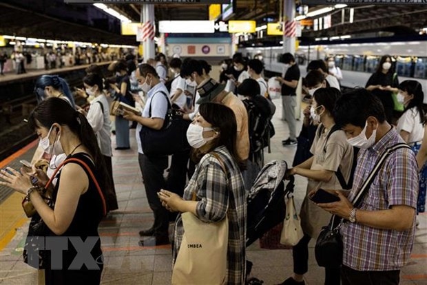 Người dân đeo khẩu trang phòng dịch COVID-19 tại Tokyo, Nhật Bản. (Ảnh: AFP/TTXVN)