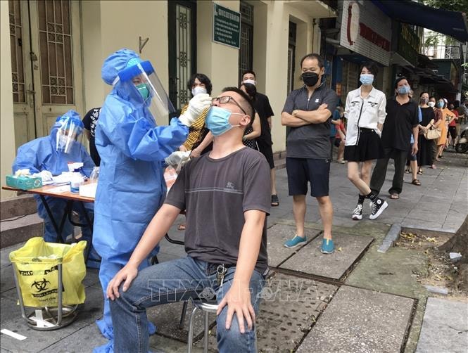Chú thích ảnh Hà Nội lấy mẫu xét nghiệm cho những người liên quan đến chùm ca bệnh tại Bệnh viện Việt Đức. Ảnh: TTXVN