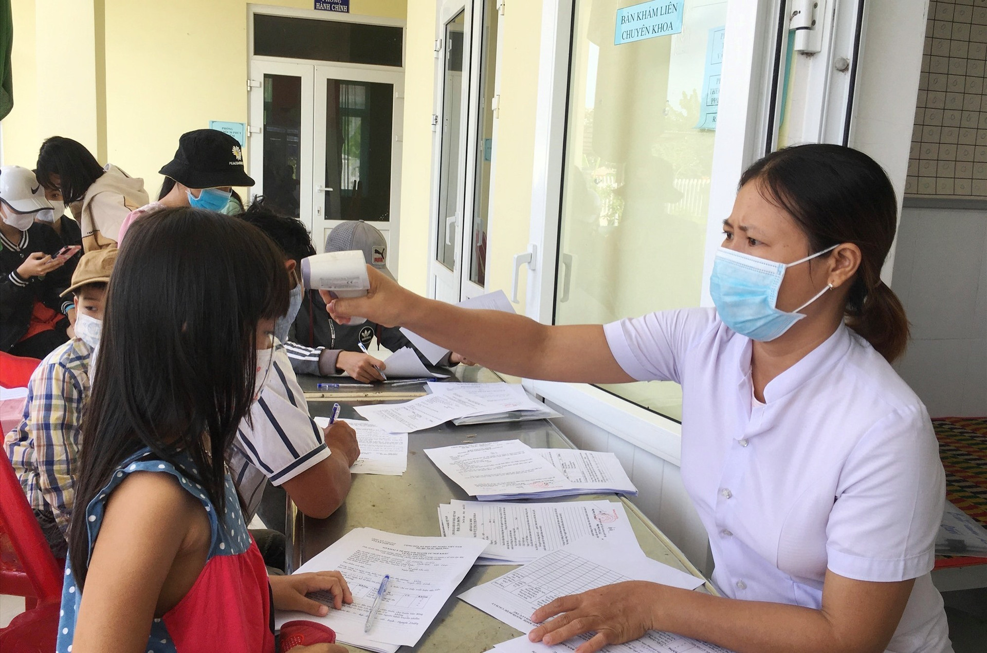 Các học sinh Trường Tiểu học Thái Phiên thực hiện khai báo y tế. Ảnh: C.Đ