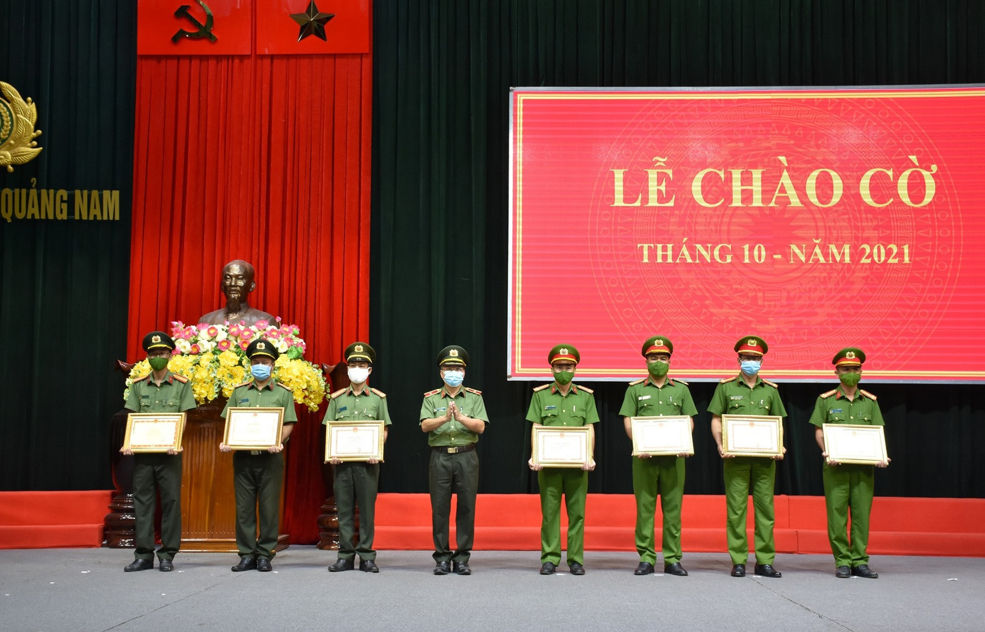 Thiếu tướng Nguyễn Đức Dũng - Giám đốc Công an tỉnh trao bằng khen các tập thể, cá nhân có thành tích xuất sắc trong công tác. Ảnh: M.T