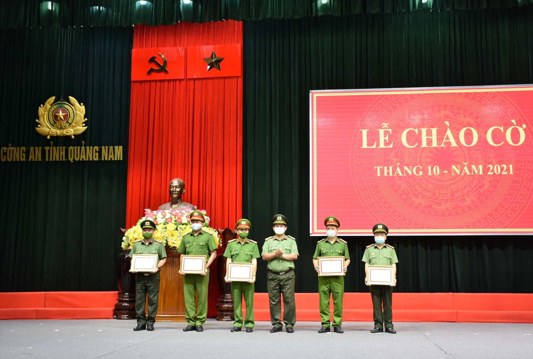Đại tá Huỳnh Sông Thu, Phó Giám đốc Công an tỉnh và trao giấy khen cho các tập thể, cá nhân có thành tích xuất sắc trong đợt thi đua kỷ niệm 60 năm Ngày truyền thống lực lượng Cảnh sát PCCC và CNCH. Ảnh: M.T