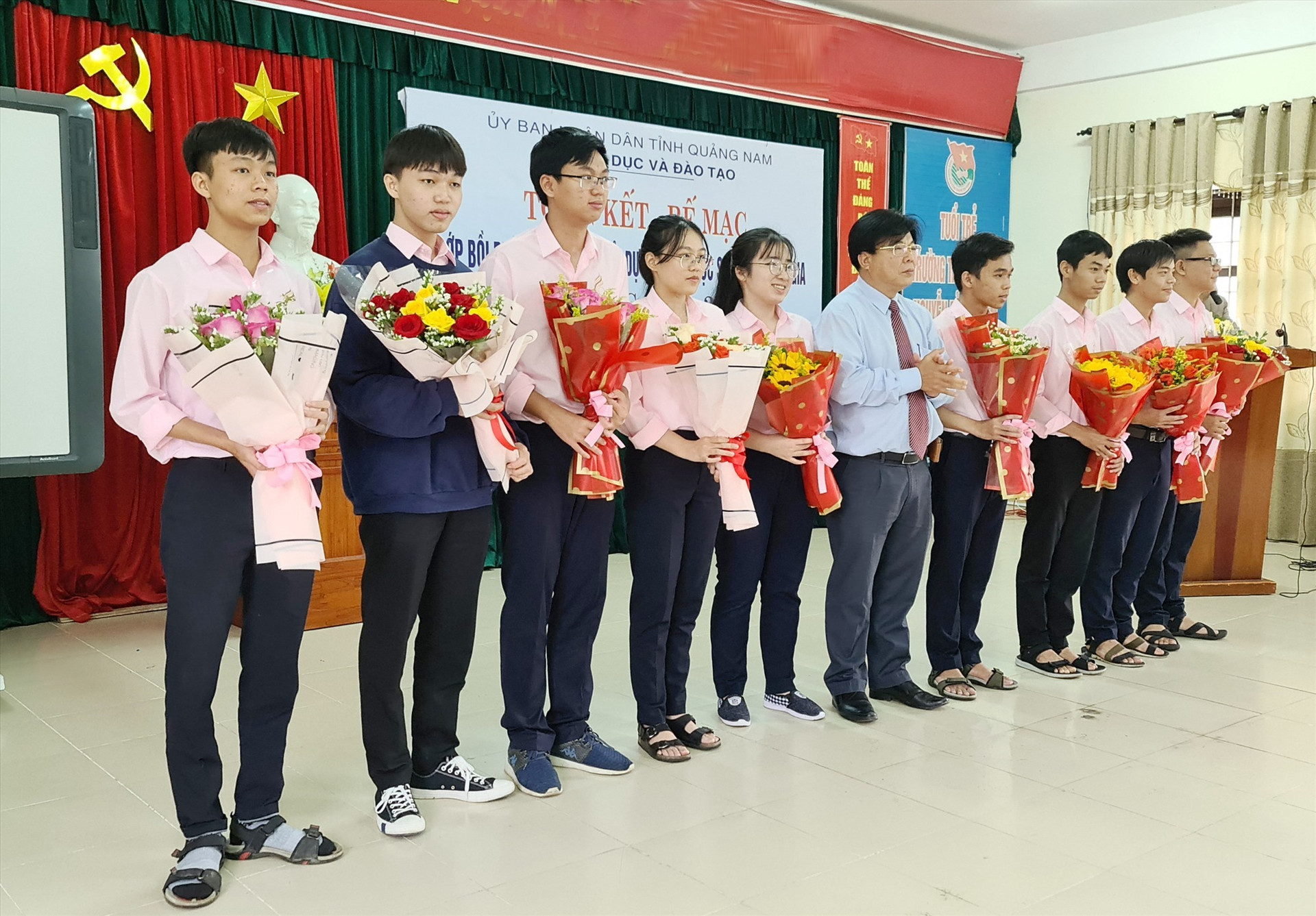 Giám đốc Sở GD-ĐT tặng hoa đại diện các đội tuyển dự kỳ thi học sinh giỏi quốc gia năm học 2020-2021. Ảnh: QUANG KHÔI