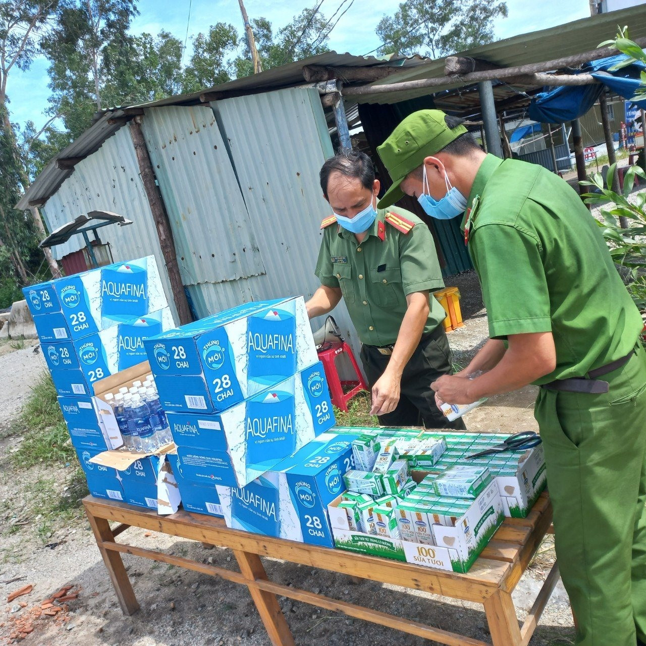 Lực lượng Công an chuẩn bị sữa, nước uống, thực phẩm cho người dân tại chốt