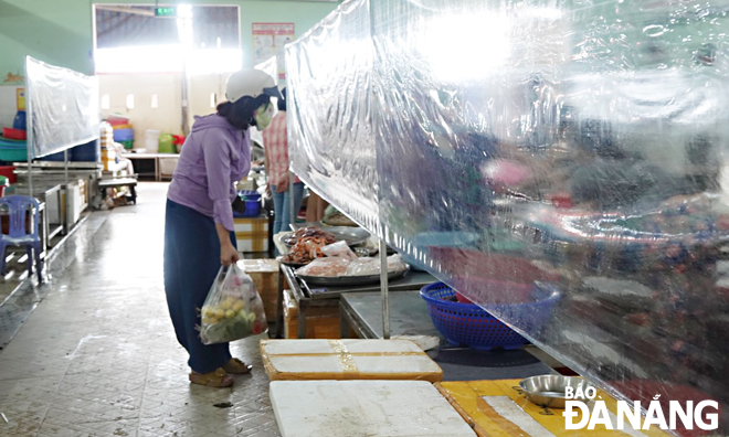 Hiện nay, chợ Đống Đa (quận Hải Châu) có rất ít người mua hàng.Ảnh: QUỲNH TRANG