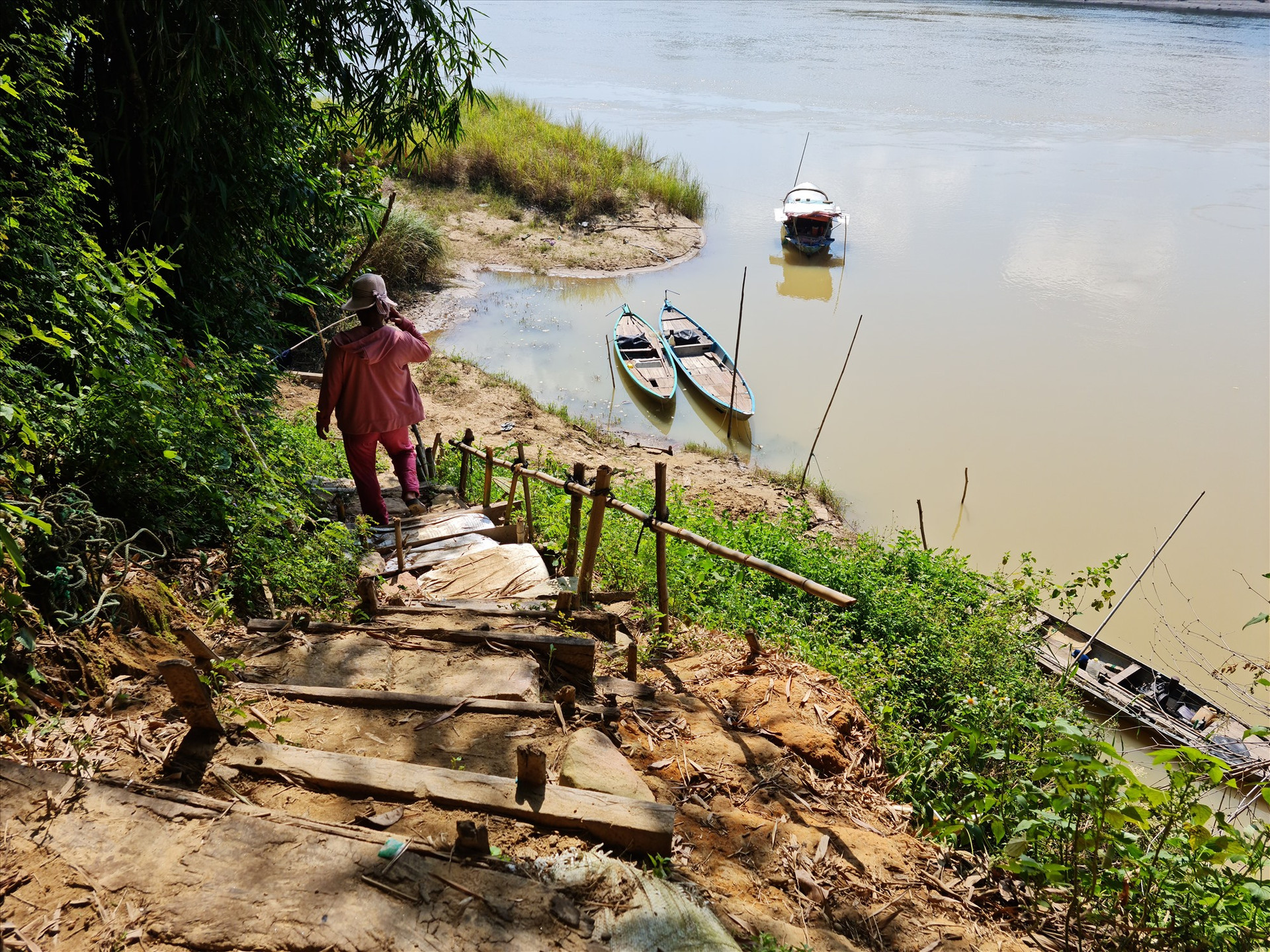 Tình trạng sạt lở bờ sông Thu Bồn khu vực thôn Trung Phước 2 đã ở mức báo động. Ảnh: H.L