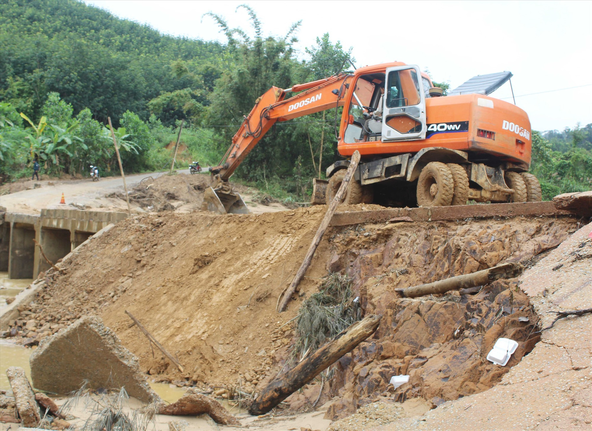 Huyện Tây Giang đã chủ động sửa chữa, gia cố đường, cầu cống trước mùa mưa lũ 2021. Ảnh: Đ.H