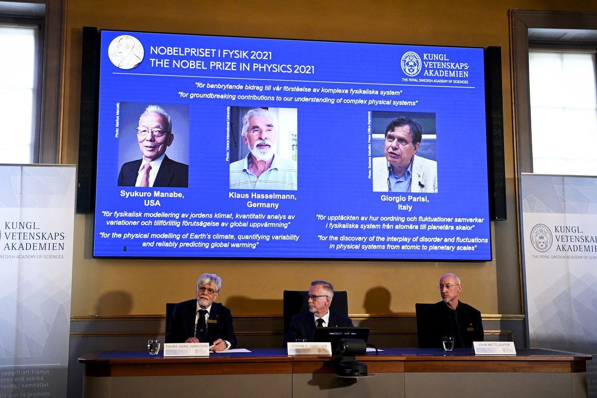3 nhà nghiên cứu được vinh danh giải Nobel Vật lý 2021 xuất hiện trên màn hình. Ảnh: Gettyimages