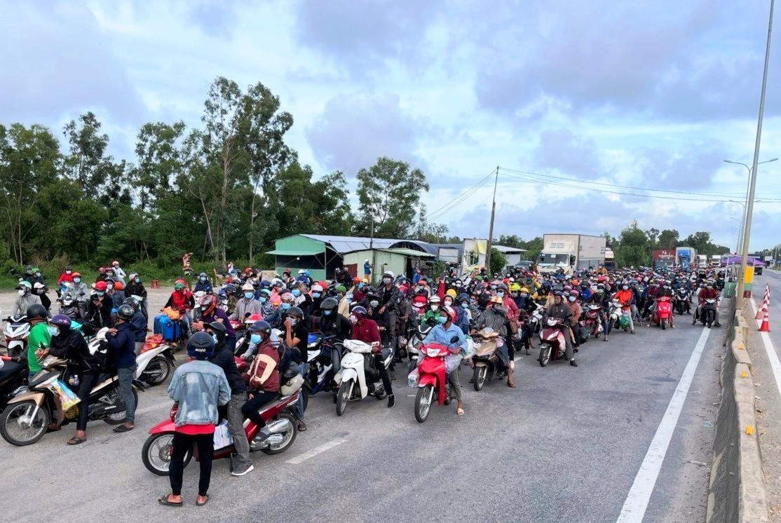 Hàng trăm người dân hồi hương được dẫn đoàn qua khỏi địa bàn Quảng Nam. Ảnh: T.N