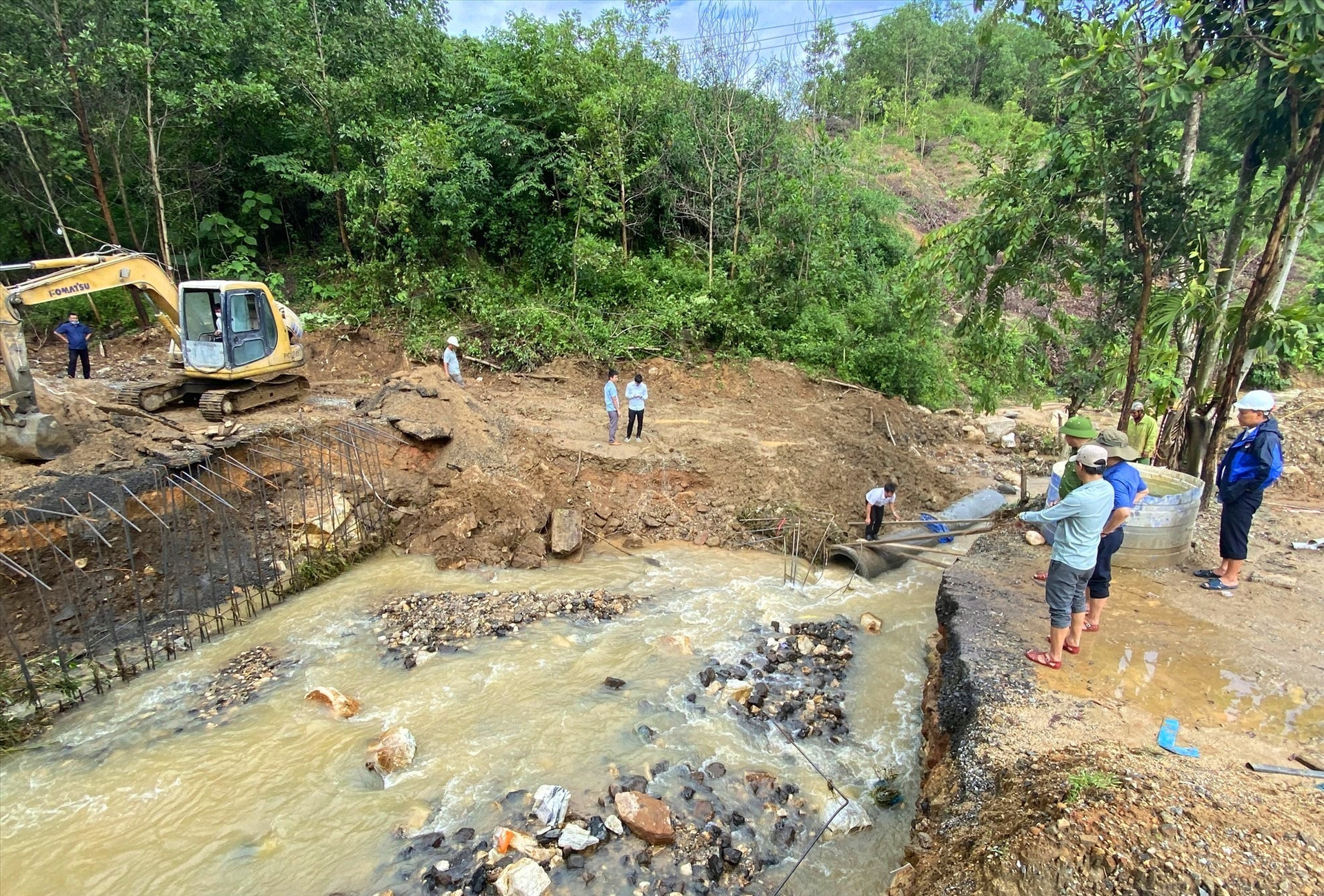 Bão số 6 gây thiệt hại hạ tầng giao thông ở Phước Sơn.