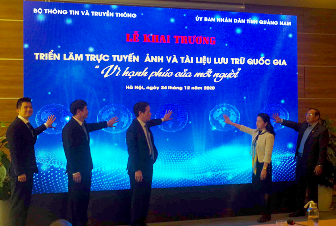 Triển lãm “Vì hạnh phúc của mỗi người” do Bộ TT-TT và UBND tỉnh Quảng Nam tổ chức tại Hà Nội.