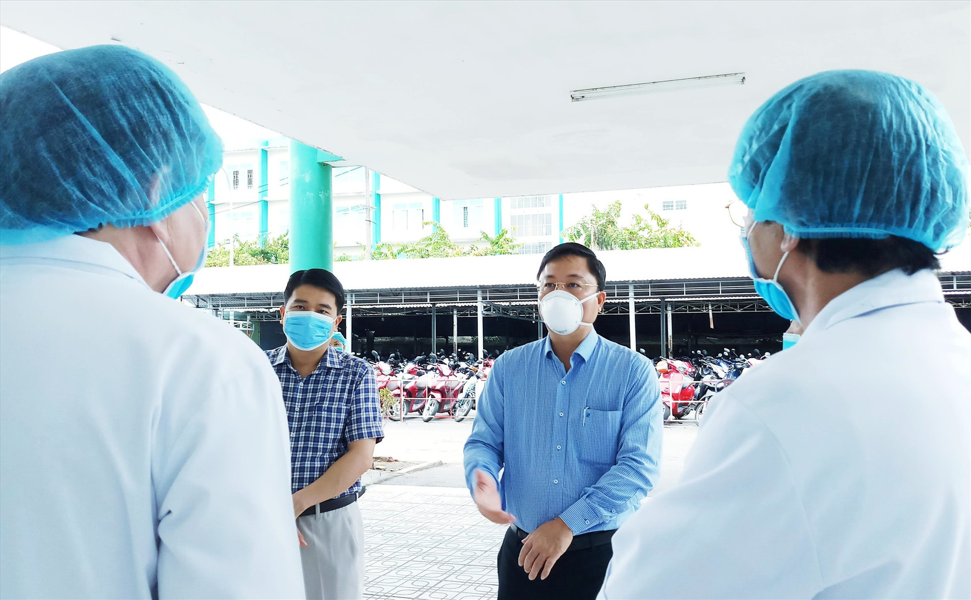 Chủ tịch UBND tỉnh Lê Trí Thanh một đợt kiểm tra phòng chống dịch Covid-19 tại Bệnh viện đa khoa Quảng Nam. Ảnh: A.N