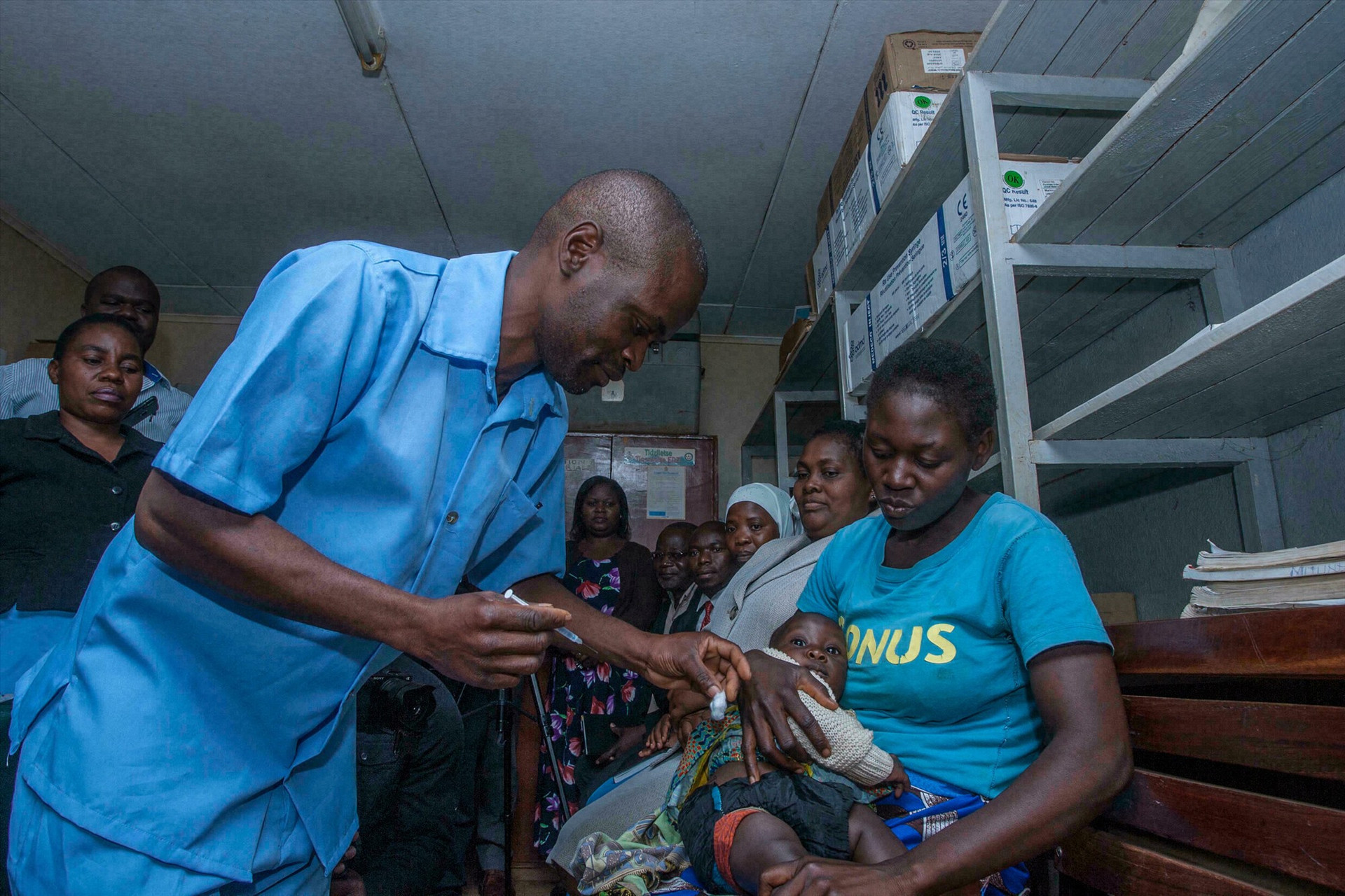 Một nhân viên y tế tiêm vắc-xin Sốt rét cho một đứa trẻ ở Lilongwe, Malawi