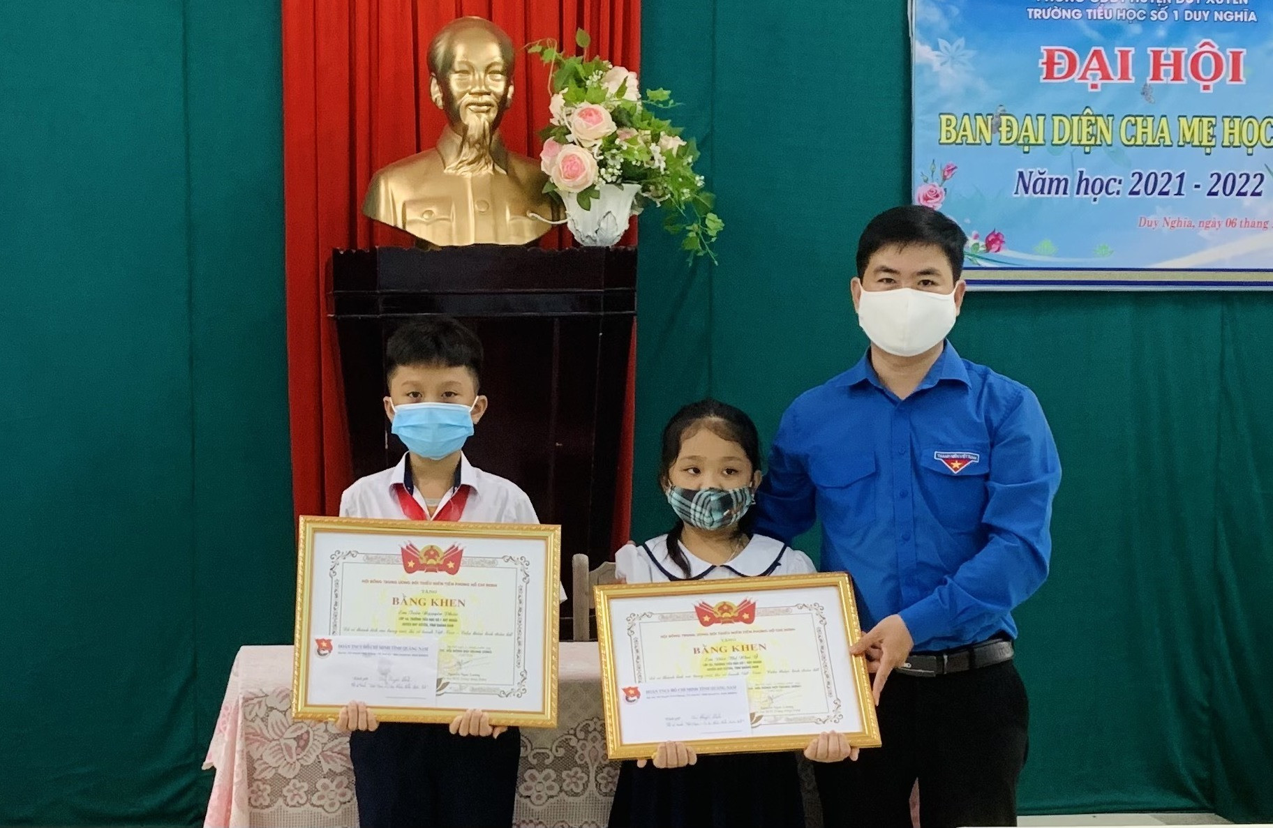 Khen thưởng 2 em học sinh trường TH số 1 Duy Nghĩa vì đã tham gia tốt cuộc thi Việt Nam - Cuba thắm tình hữu nghị. Ảnh: THU VU