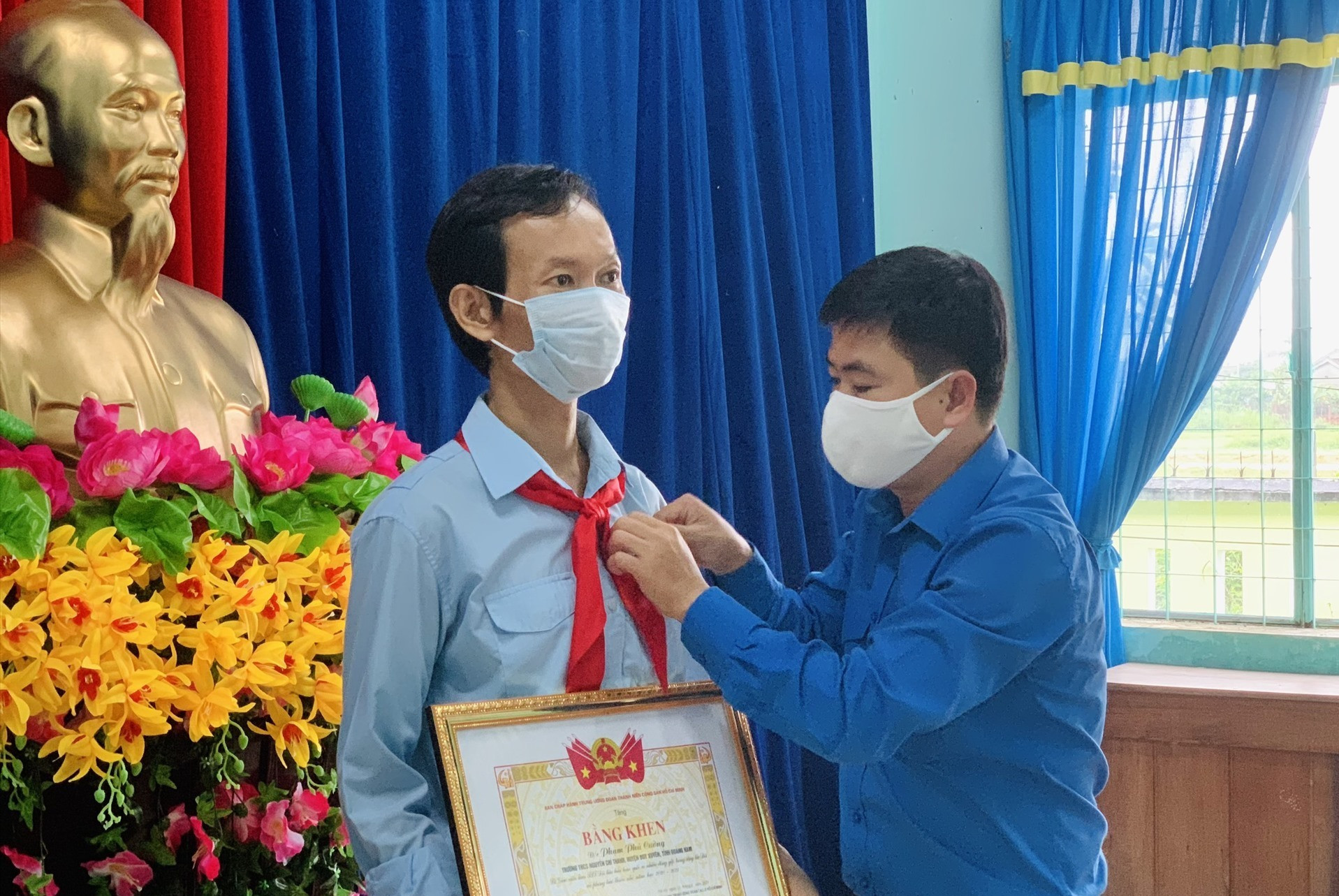 Anh Lê Quang Quỳnh tặng bằng khen của Trung ương Đoàn cho anh Phạm Phú Cường. Ảnh: THU VUI