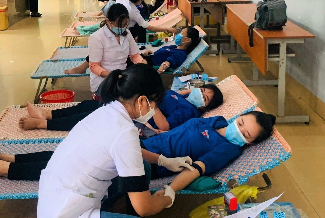 Sinh viên Trường Đại học Quảng Nam hiến máu đợt 1 năm học 2021 - 2022. Ảnh: CTV