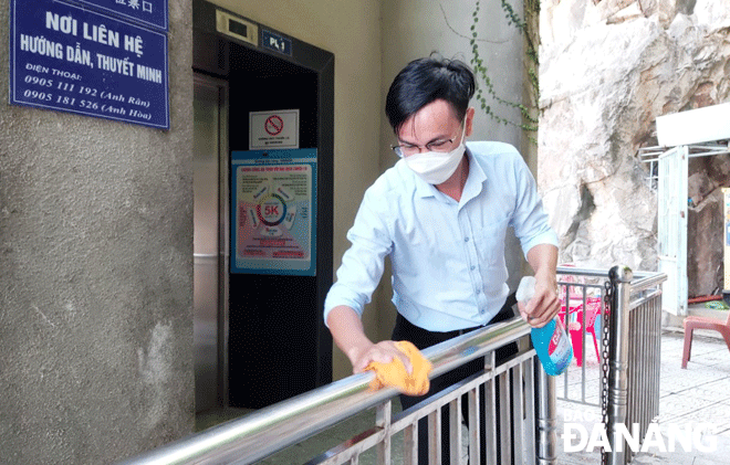 Ngành du lịch đang nỗ lực để mở cửa các hoạt động trở lại. Trong ảnh: Nhân viên Di tích danh thắng Ngũ Hành Sơn đang lau chùi khu vực thang máy, chờ ngày đón khách. Ảnh: THU HÀ.