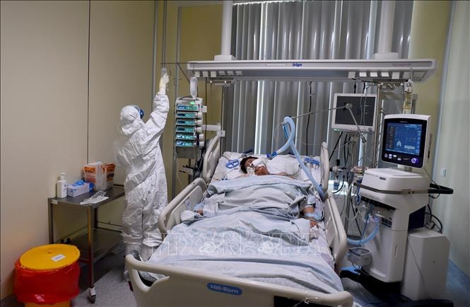 Điều trị cho bệnh nhân nhiễm Covid-19 tại bệnh viện ở Saint Petersburg, Nga. Ảnh: AFP/TTXVN