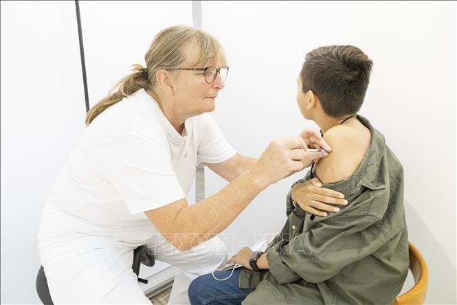 Tiêm chủng vaccine ngừa Covid-19 cho người dân tại Ishoej, Đan Mạch. Ảnh: AFP/TTXVN