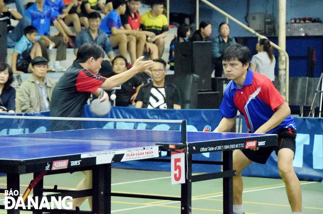 Vận động viên tham gia tranh tài tại giải Bóng bàn Super League Đà Nẵng (tháng 11-2020) tại CLB Thể thao Phan Châu Trinh. Ảnh: X.S