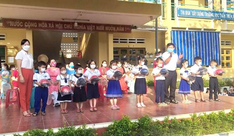 Cửa hàng Yamaha Thịnh Toàn (thị trấn Ái Nghĩa, Đại Lộc) tặng mũ bảo hiểm cho học sinh khó khăn Trường Tiểu học Hứa Tạo năm học 2021 - 2022. Ảnh: K.K