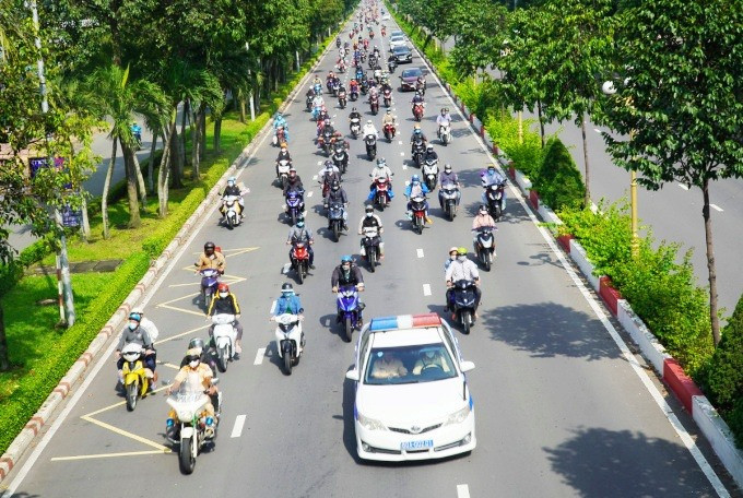 Cảnh sát giao thông Đồng Nai dẫn đoàn người về quê