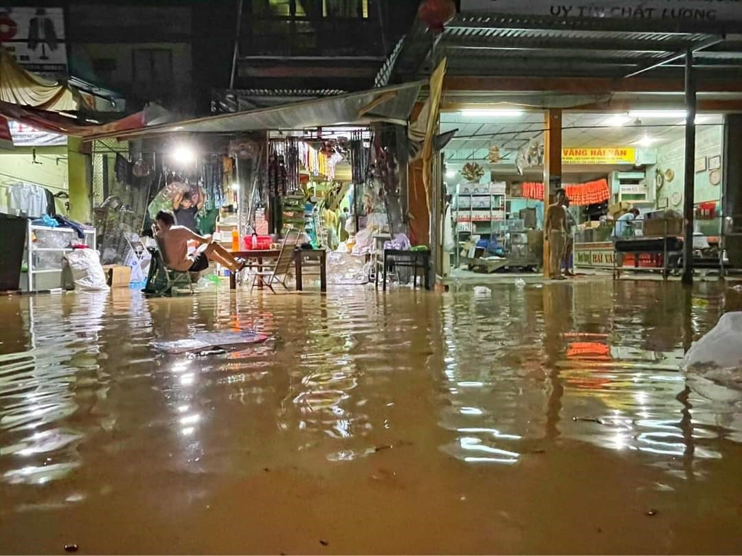 Nước sông dâng cao khiến chợ Hà Tân (Đại Lãnh) bị ngập cục bộ. Ảnh: TR.NHAN