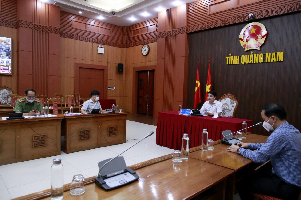 Phó Chủ tịch UBND tỉnh Trần Văn Tân chủ trì điểm cầu tại UBND tỉnh. Ảnh: T.C