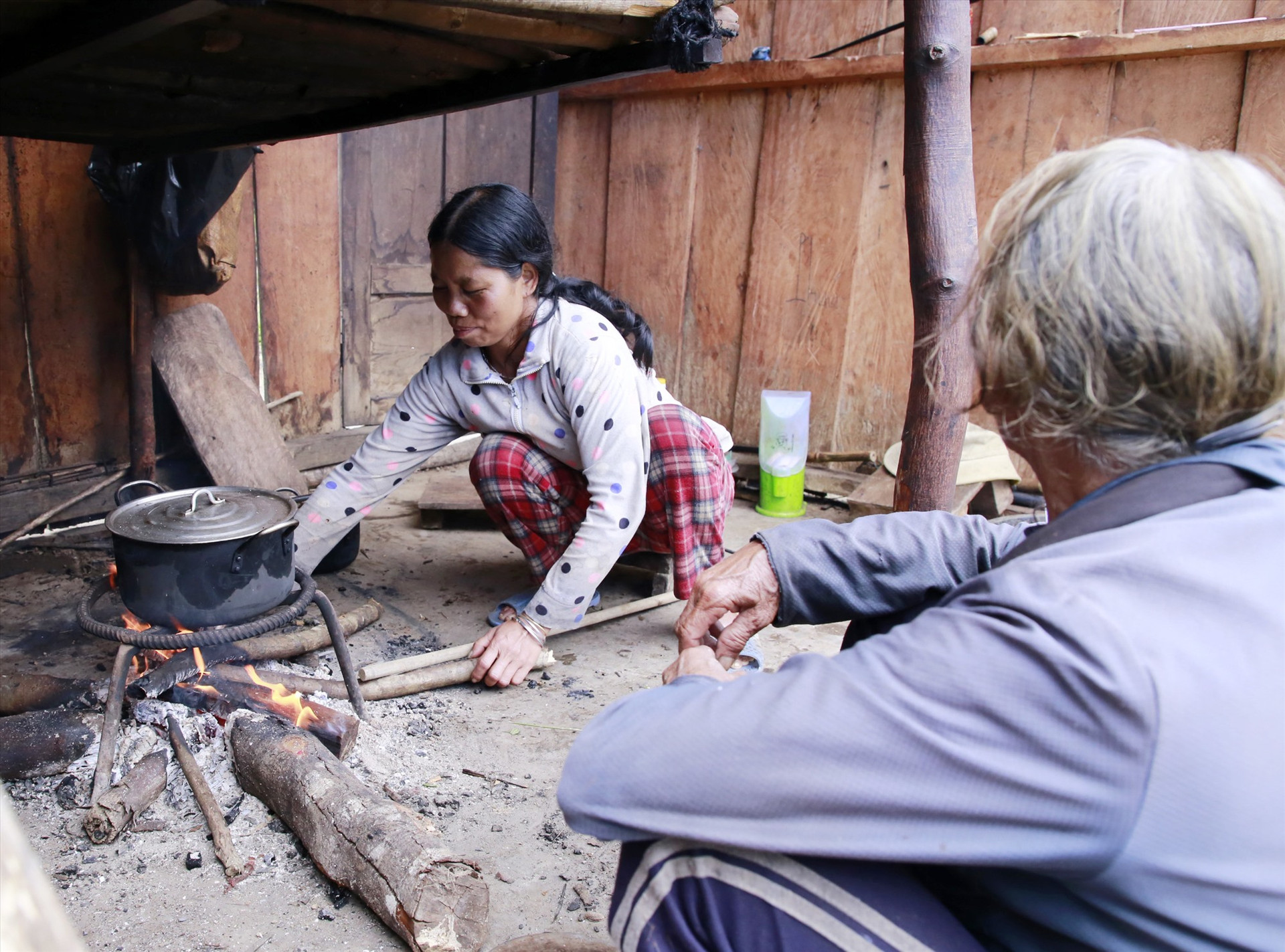 Bữa cơm cuối cùng của gia đình ông Hồ Văn Vẽ trên ngôi làng cũ. Ảnh: T.C