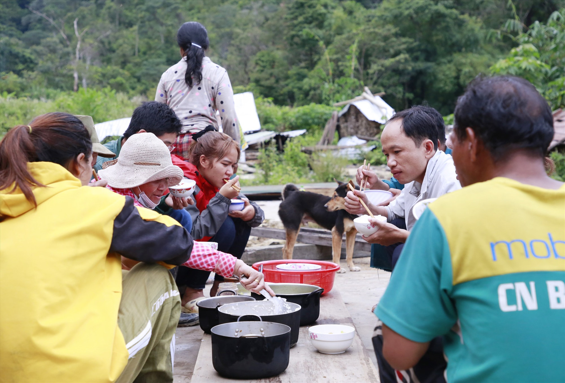 Ông Lưu Huyền Thoại - Chủ tịch UBND xã Phước Lộc trò chuyện với bà con trong bữa cơm nơi làng cũ. Ảnh: T.C