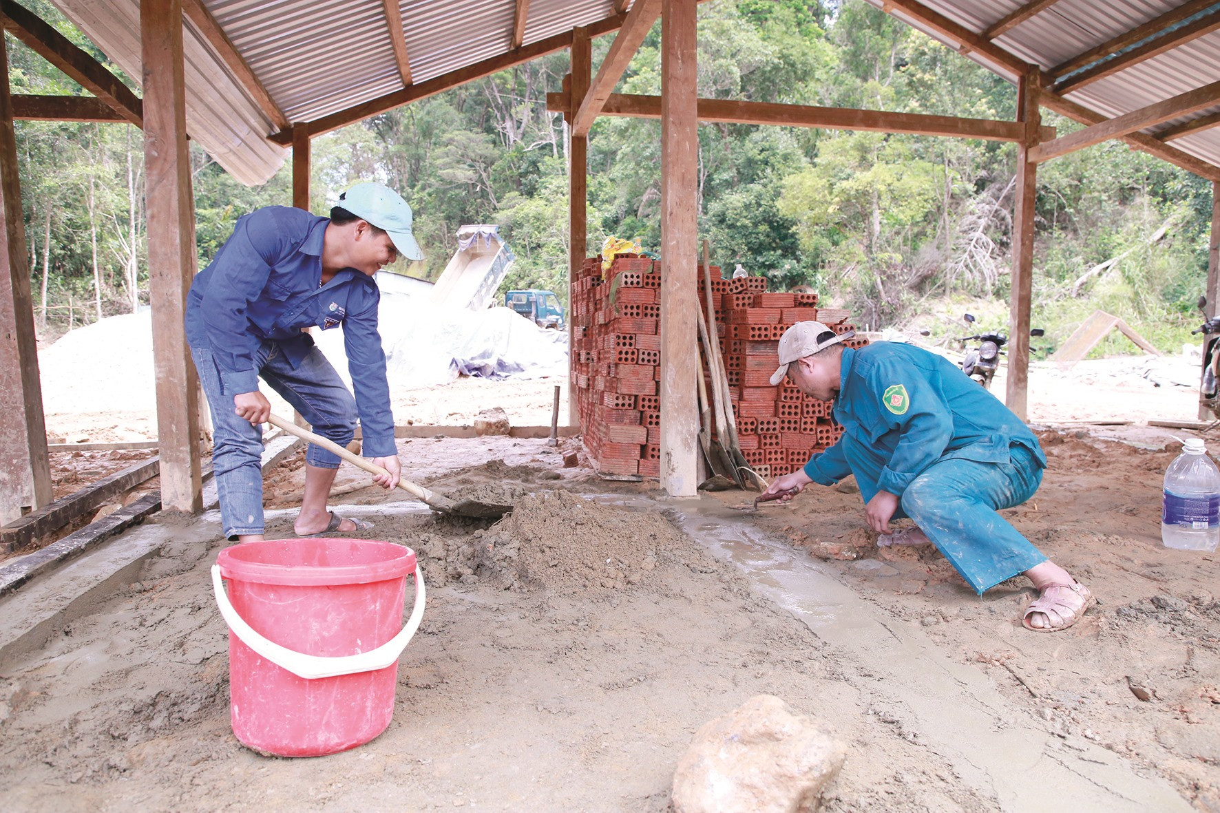 Cán bộ xã được huy động vào giúp dân thôn 6 xã Phước Lộc, Phước Sơn dựng lại nhà mới. Ảnh: T.C