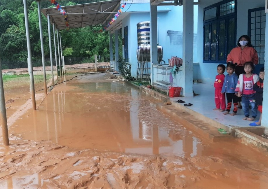 Một điểm trường mầm non tại Tây Giang bị nước lũ kèm bùn đất tràn xuống sân nền. Ảnh: Đ.N