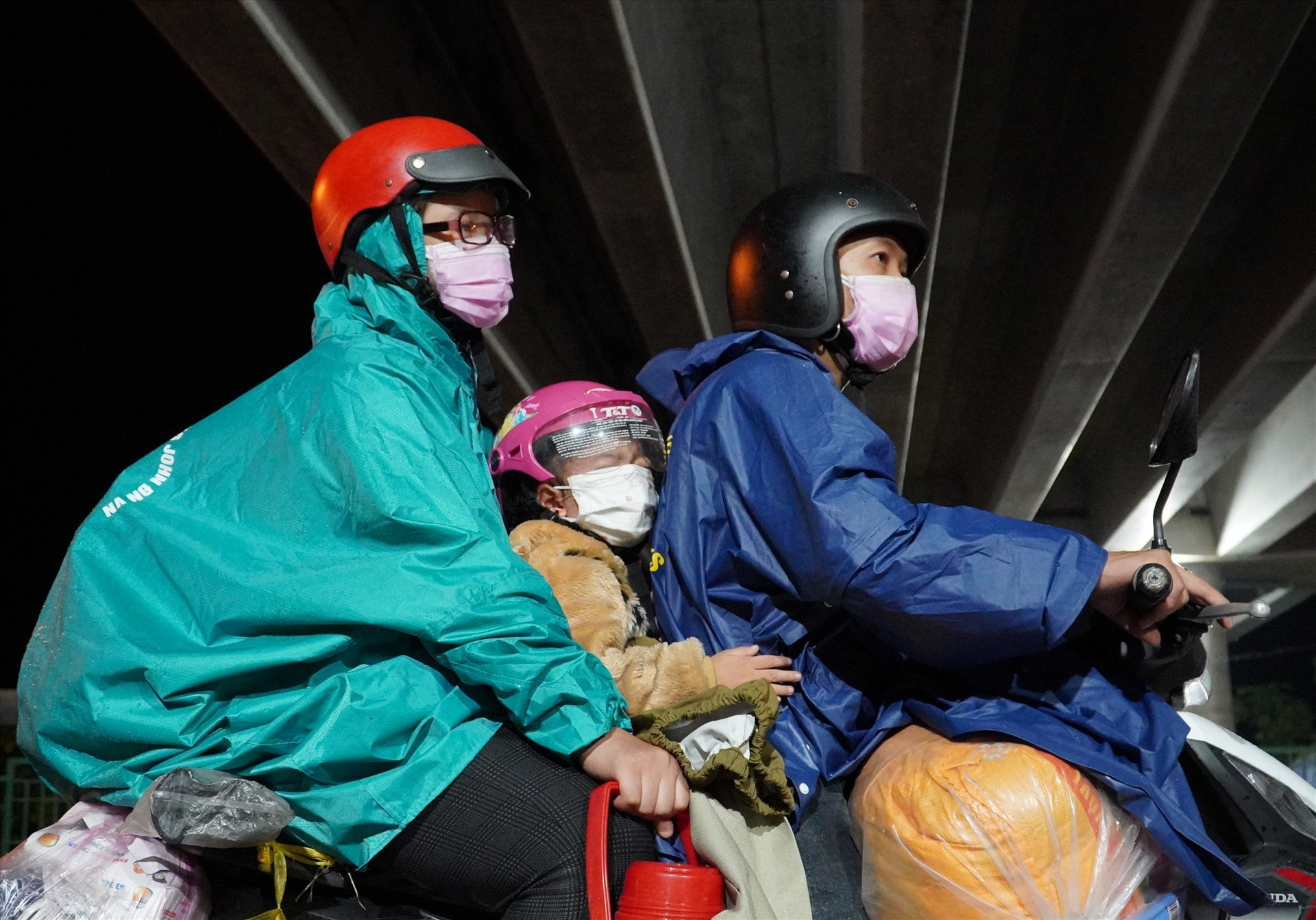 Nhiều người dân hồi hương đến địa phận Quảng Nam đã kiệt sức vì chạy xe hàng giờ dưới thời tiết mưa, lạnh. Ảnh: H.Q
