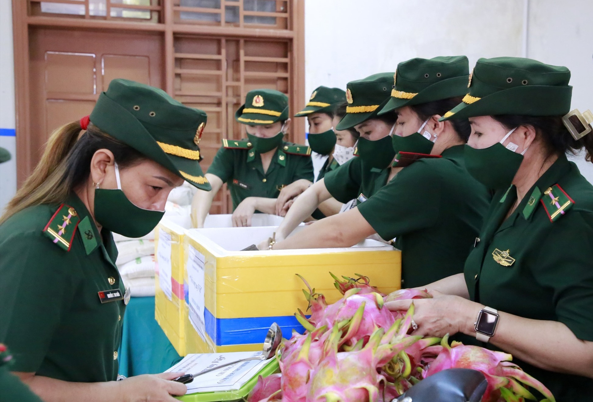 Hội viên Hội phụ nữ Bộ đội biên phòng mang cơm nếp đến cho sinh viên Lào tại ký túc xá trường Đại học Quảng Nam. Ảnh: T.C