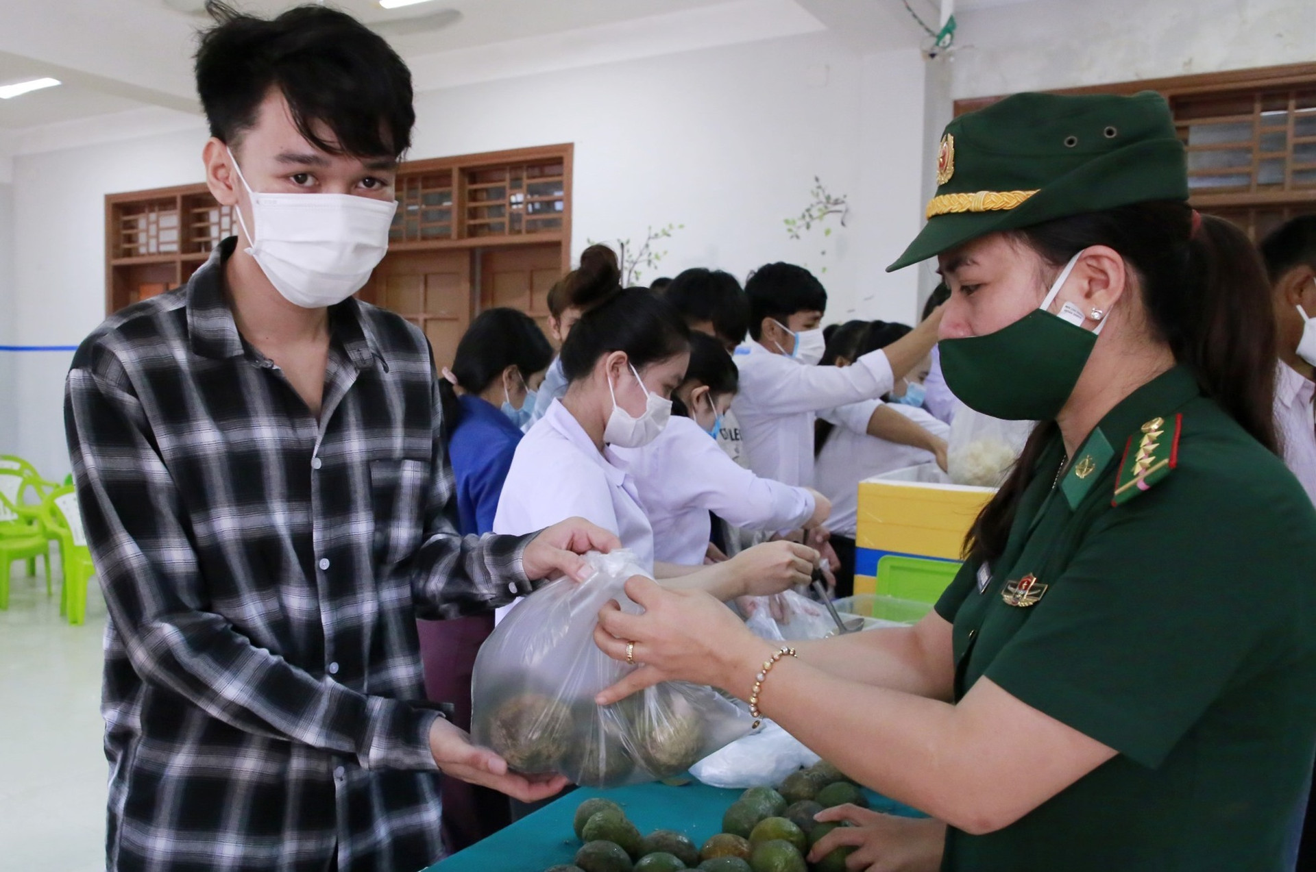 Các bạn sinh viên Lào nhận quà của chương trình nối vòng tay Việt. Ảnh: T.C