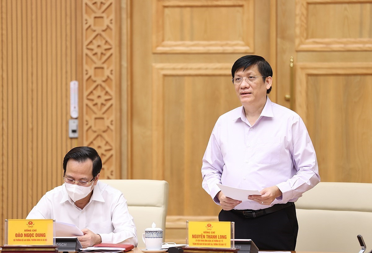 Bộ trưởng Bộ Y tế Nguyễn Thanh Long báo cáo công tác phòng, chống dịch COVID-19. Ảnh: Dương Giang/TTXVN
