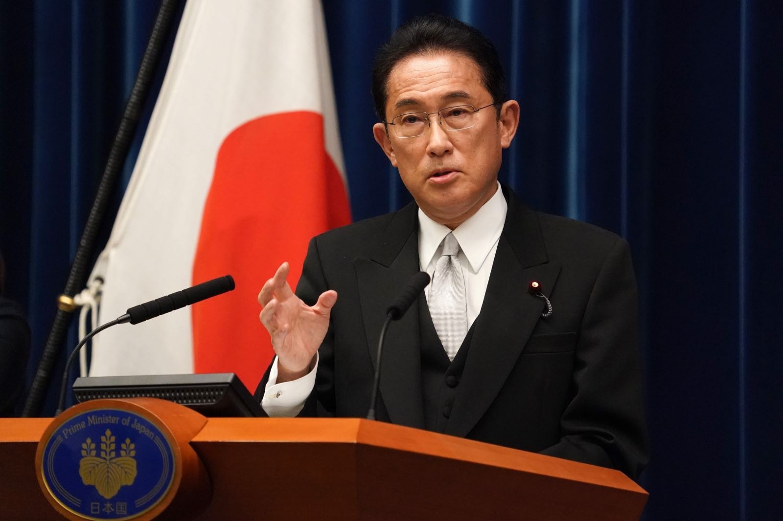 Tân Thủ tướng Nhật Bản Fumio Kishida phát biểu tại cuộc họp báo ở Tokyo ngày 4/10/2021. Ảnh: THX/TTXVN