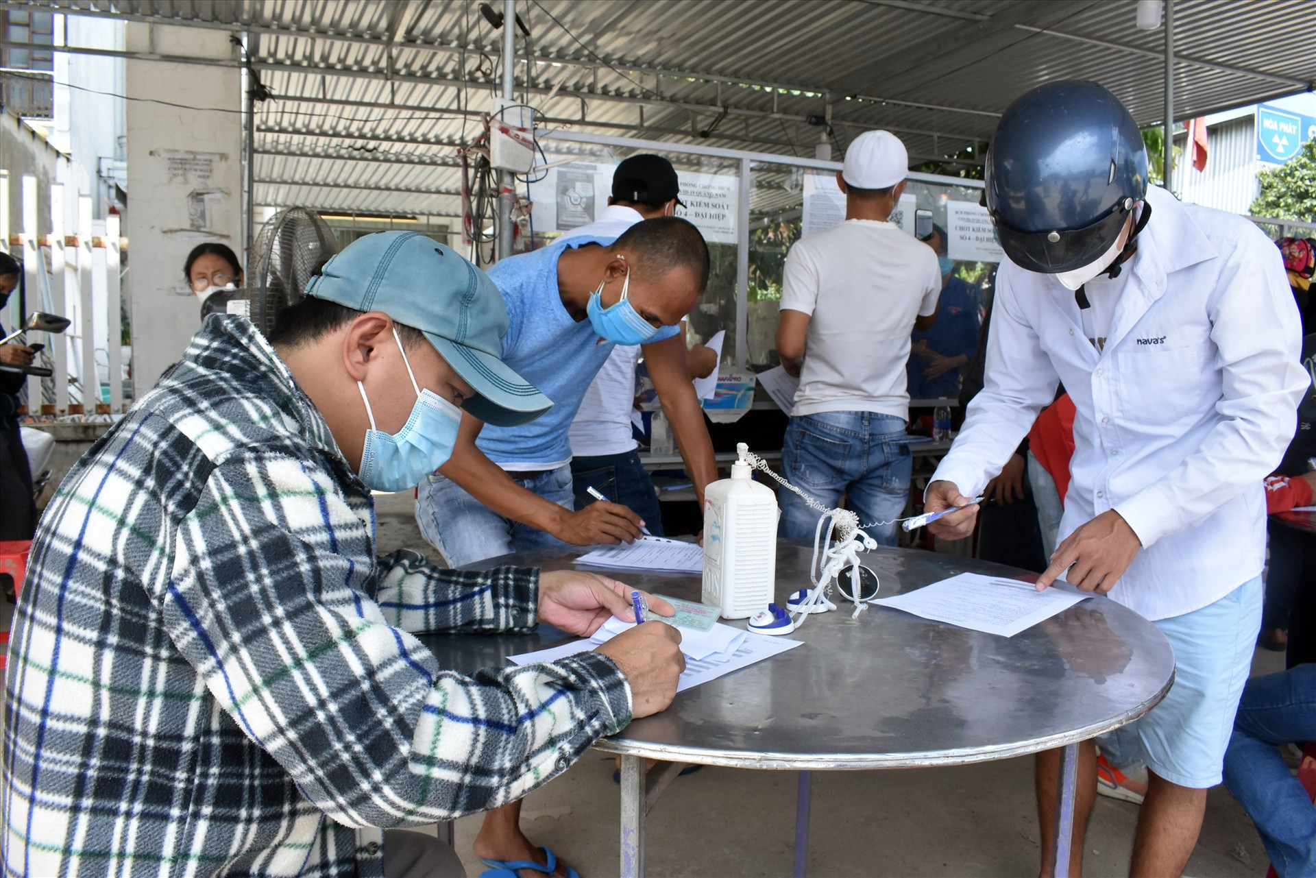 Người từ Đà Nẵng vào Quảng Nam kê khai y tế tại chốt kiểm soát Đại Hiệp - Ảnh: V.L