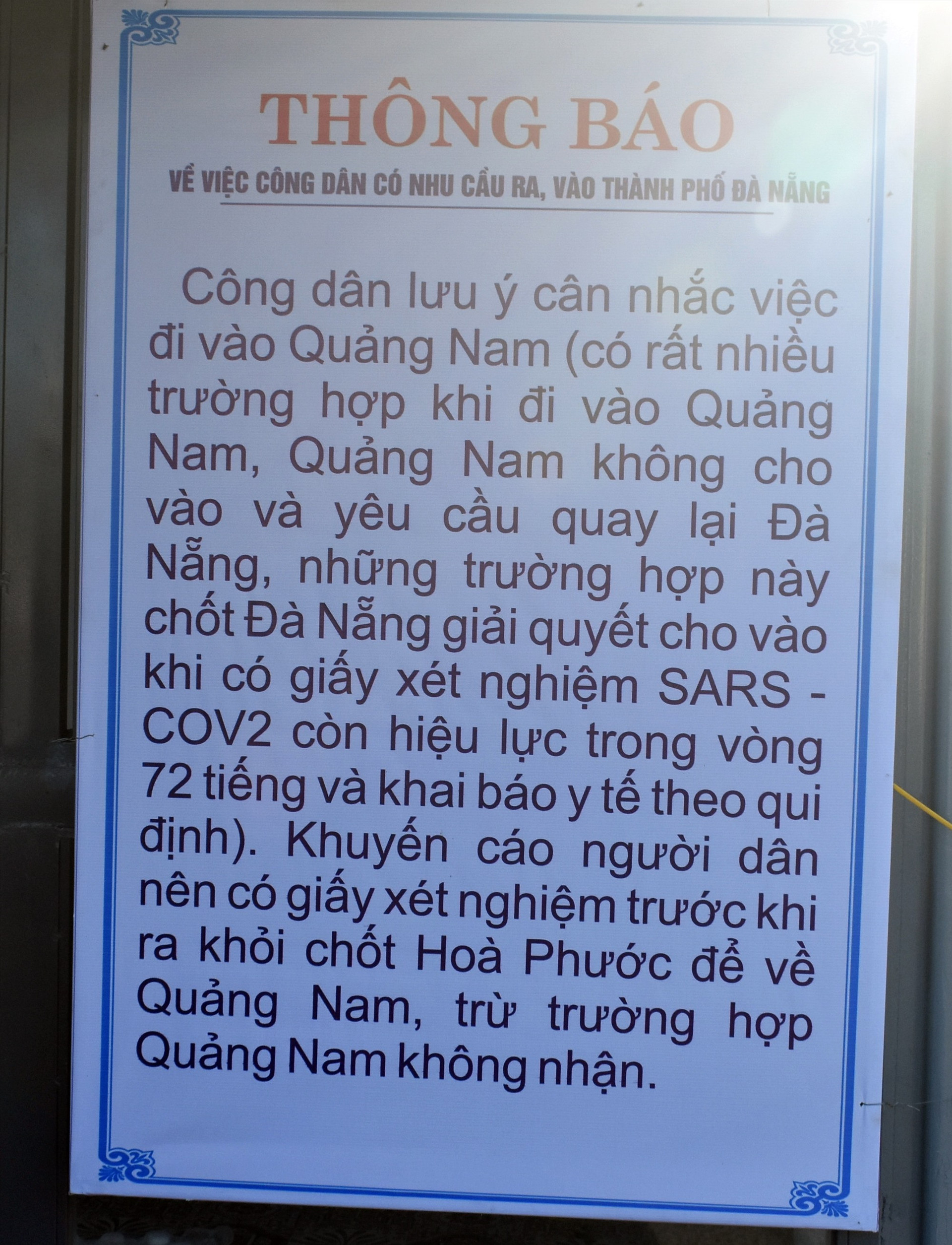 Tấm  bảng khuyến cáo tại chốt Hòa Phước, huyện Hòa Vang chụp chiều hôm qua 9.10- Ảnh: V.L