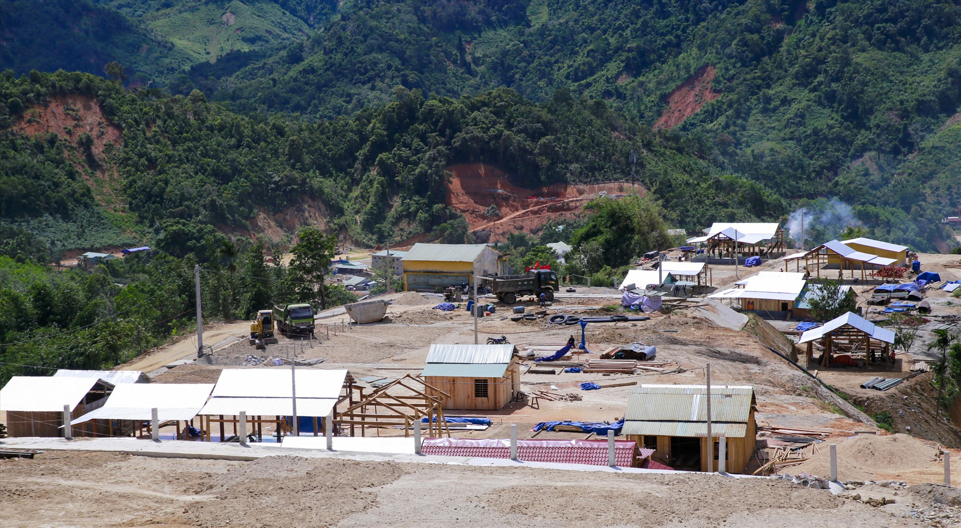 Các khu tái định cư tại Phước Sơn sớm được hoàn thành, tạo điều kiện người dân vào ở trước mùa mưa lũ 2021 theo tiến độ được giao. Ảnh: T.C