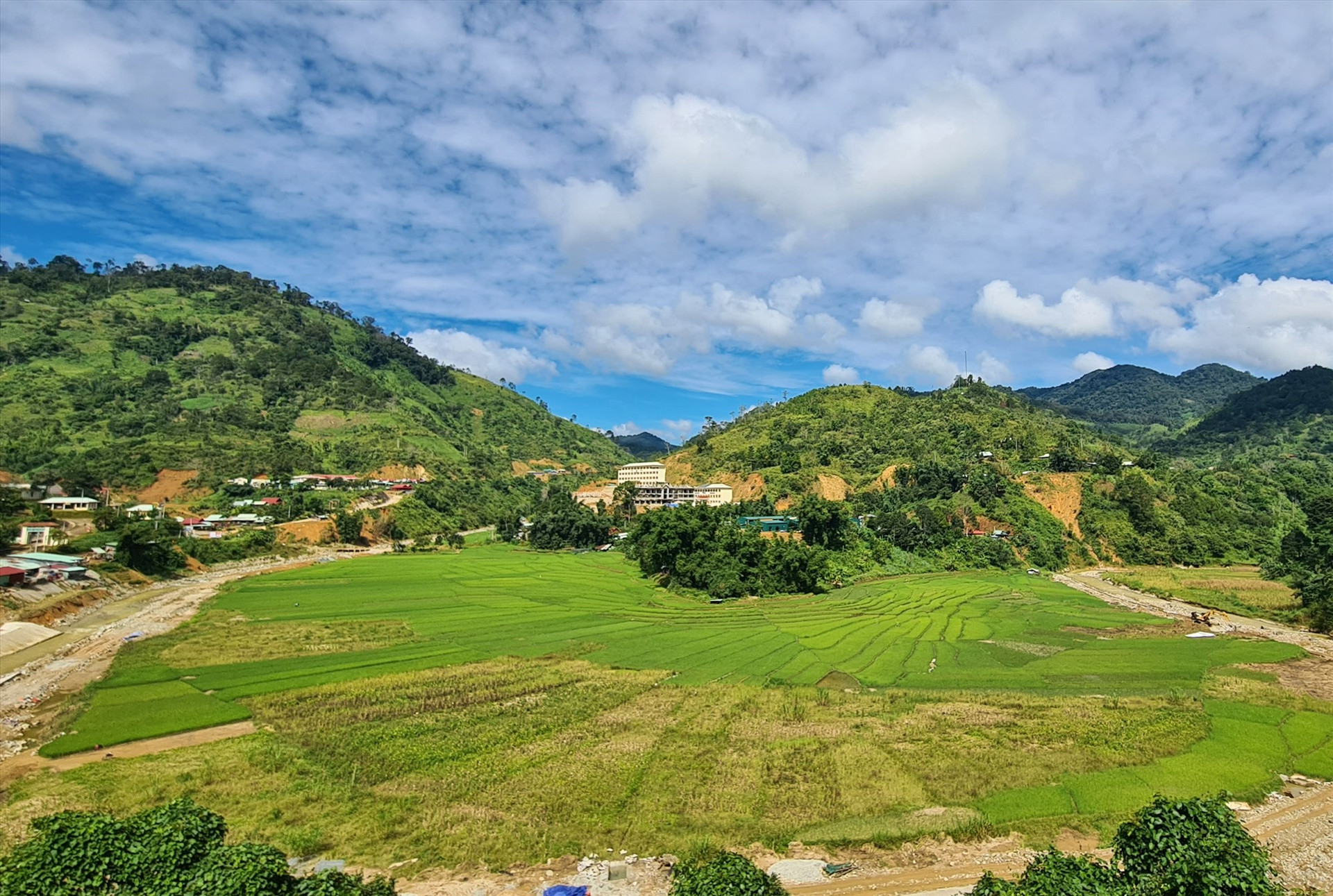 Cánh đồng Chuôr - ruộng lúa nước của cộng đồng Cơ Tu Tây Giang đang dần được khôi phục, đánh dấu sự trở lại bằng màu xanh của lúa.