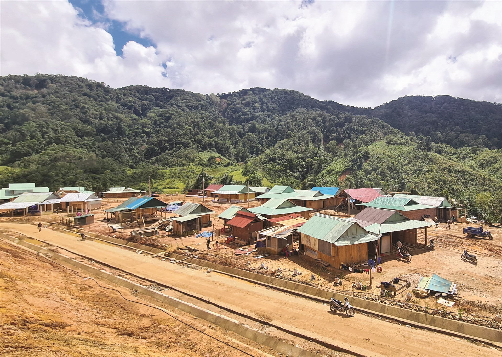 Sau thiên tai, người dân thôn Ga’nil (xã A Xan, Tây Giang) đang dần hoàn thiện nhà ở trên mặt bằng định cư mới. Ảnh: ALĂNG NGƯỚC