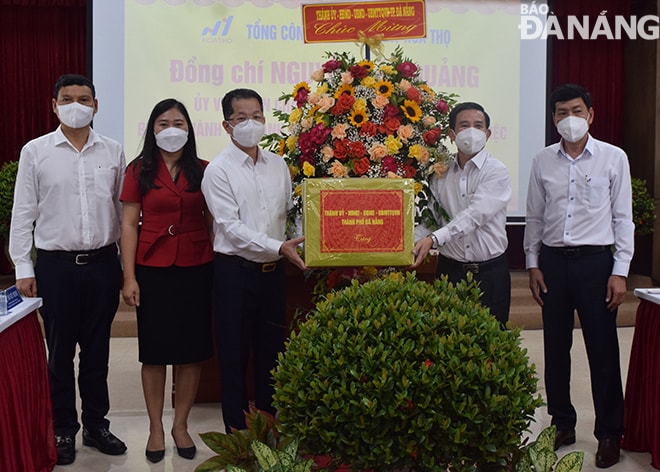 Bí thư Thành ủy Nguyễn Văn Quảng cùng đoàn công tác lãnh đạo thành phố đã tặng hoa , quà cùng chúc mừng, động viên DN tiếp tục phát triển sản xuất kinh doanh nhân Ngày Doanh nhân Việt Nam (13-10). Trong ảnh: Đoàn công tác đã tặng hoa và quà đến lãnh đạo Tổng Công ty CP Dệt may Hòa Thọ. Ảnh: TRIỆU TÙNG