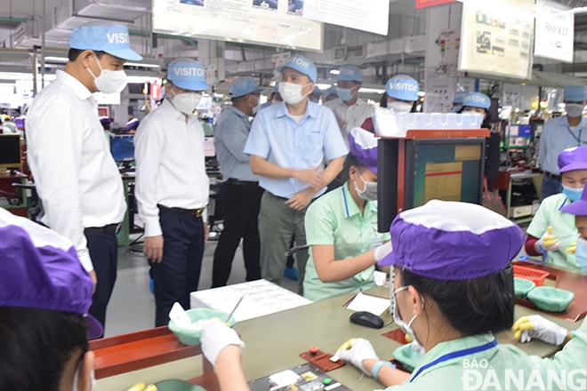 Lãnh đạo thành phố thăm dây chuyền sản xuất tại Công ty TNHH Điện tử Foster Đà Nẵng hiện DN có tỷ lệ tiêm chủng vắc xin mũi 2 đạt 96%.. Ảnh: TRIỆU TÙNG