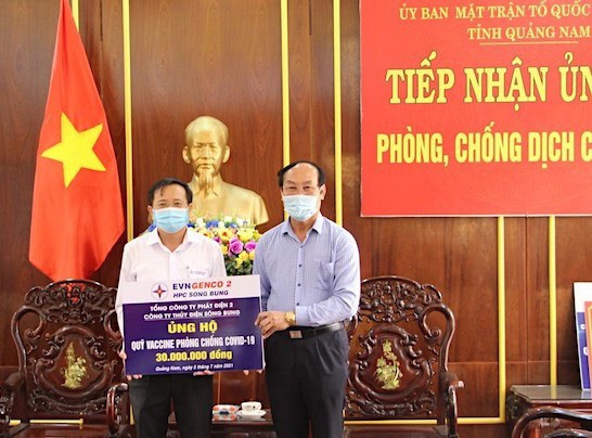 Ông Võ Xuân Ca - Chủ tịch Ủy ban MTTQ Việt Nam tỉnh Quảng Nam đón nhận kinh phí 30 triệu đồng ủng hộ Quỹ vắc xin Covid-19 của Công ty Thủy điện Sông Bung. Ảnh: X.L