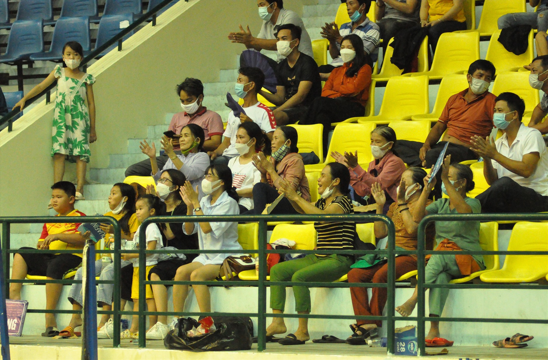 Khán giả Tam Thăng cổ vũ nhiệt tình nhưng vẫn không thể giúp cho các vận động viên trẻ xã nhà giành chiến thắng. Ảnh: T.V