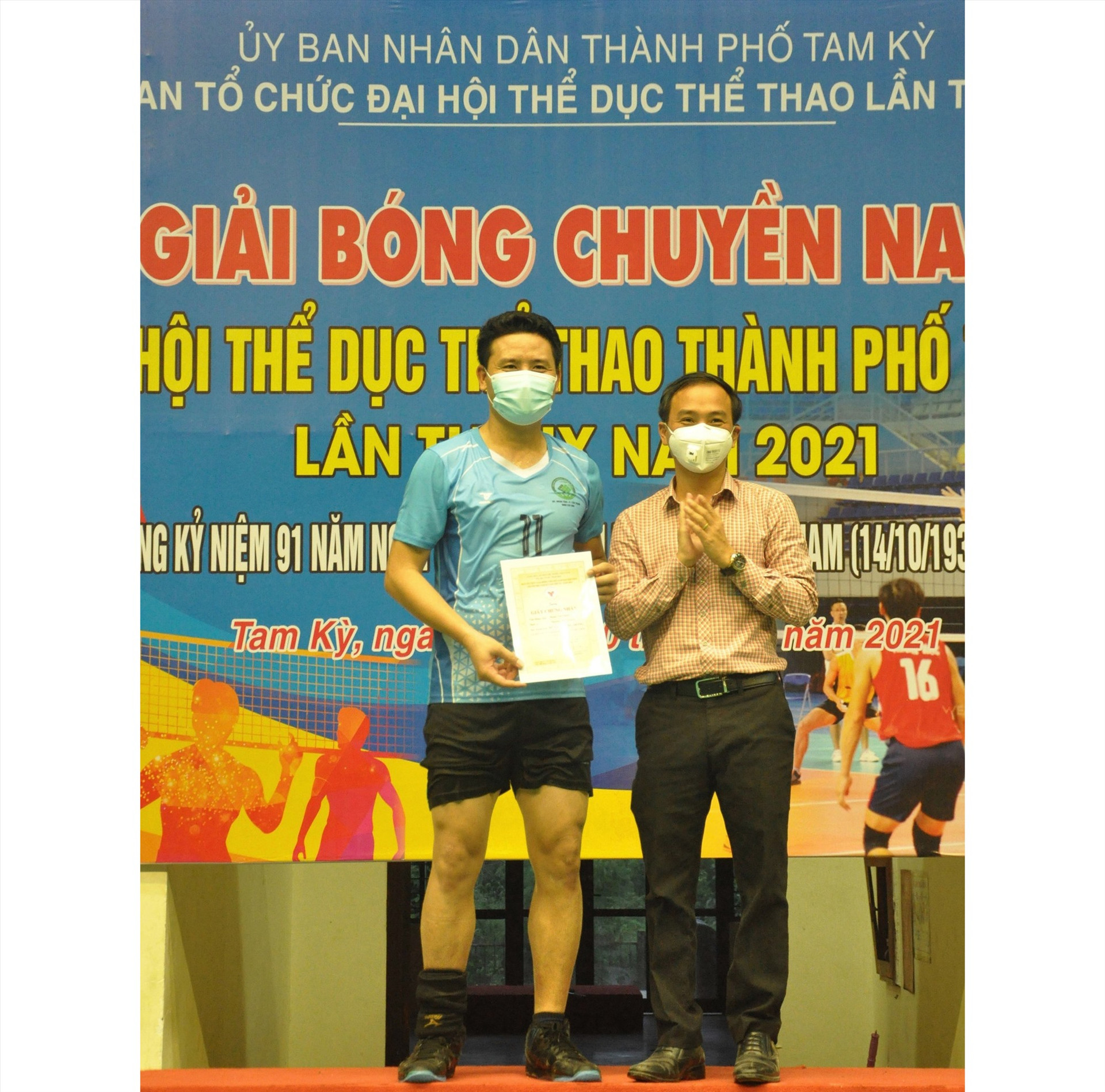 Phan Đức Hùng (Tân Thạnh) được trao giải vận động viên xuất sắc nhất giải. Ảnh: T.V