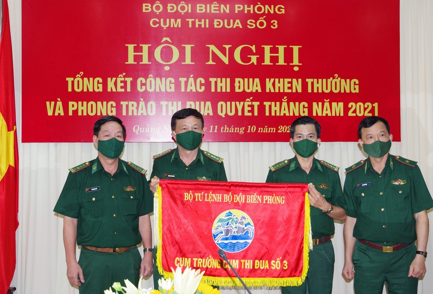 BĐBP Quảng Nam trao cờ Cụm trưởng Cụm thi đua số 3 cho BĐBP Quảng Ngãi. Ảnh: Hồng Anh