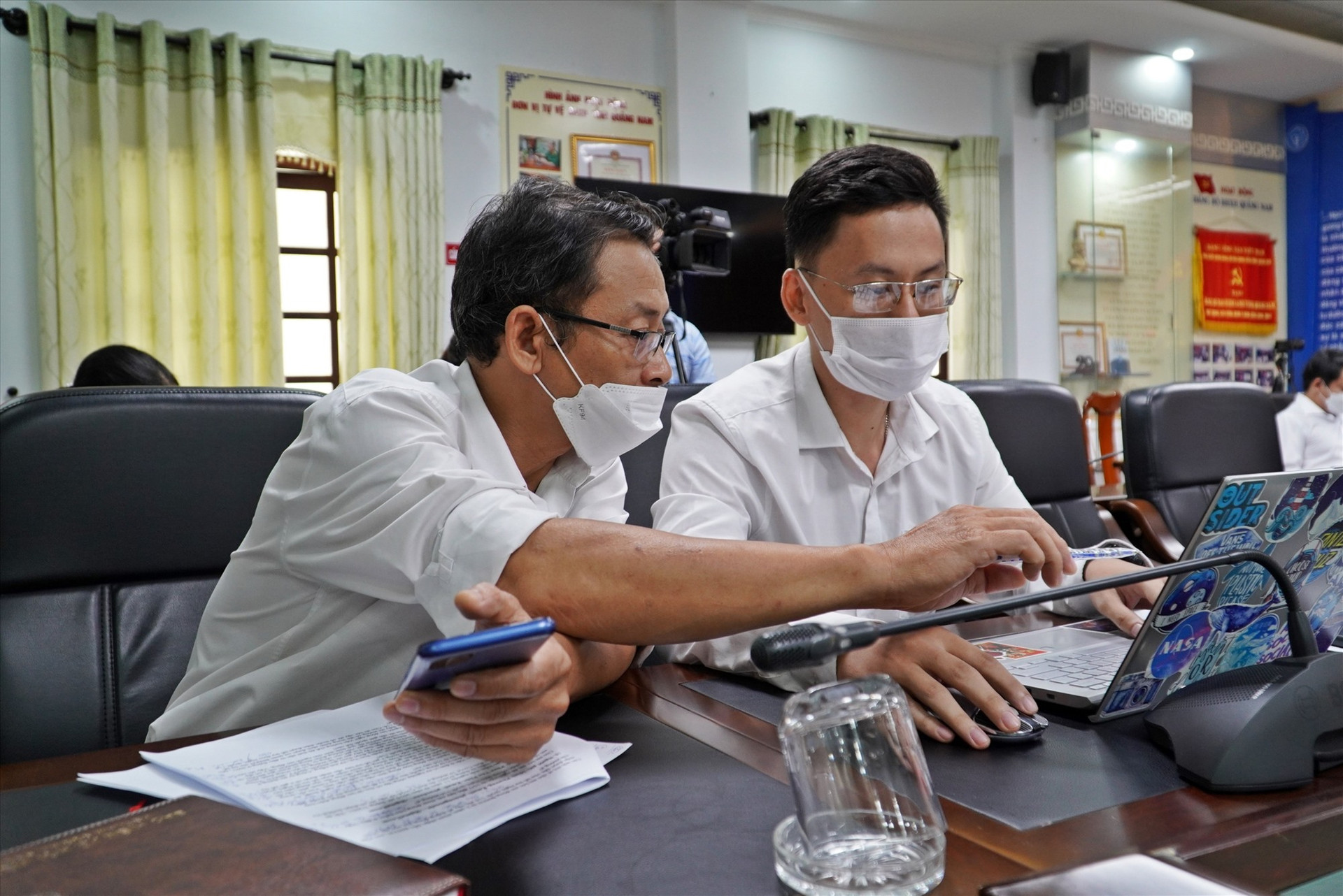 Lãnh đạo các phòng nghiệp vụ của BHXH tỉnh Quảng Nam trao đổi một số nội dung để trả lời bạn đọc.