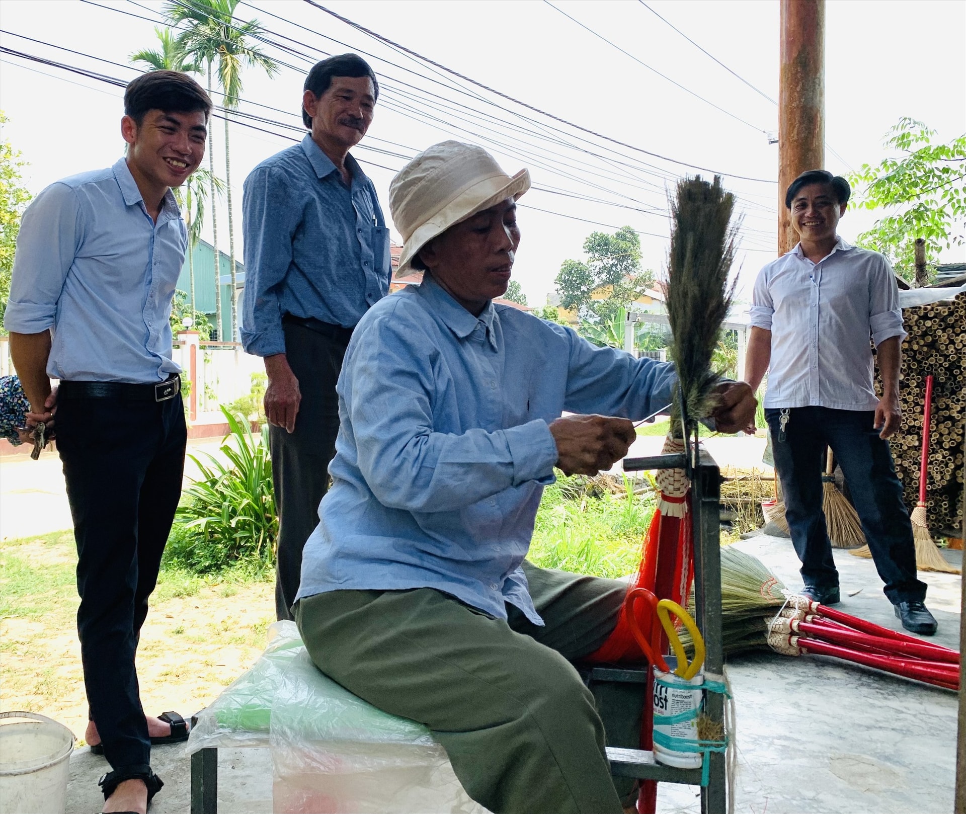 Nhiều cơ sở sản xuất chổi đót ở xã Duy Trinh hoạt động hiệu quả, góp phần giải quyết việc làm ổn định cho lao động nông thôn. Ảnh: T.P